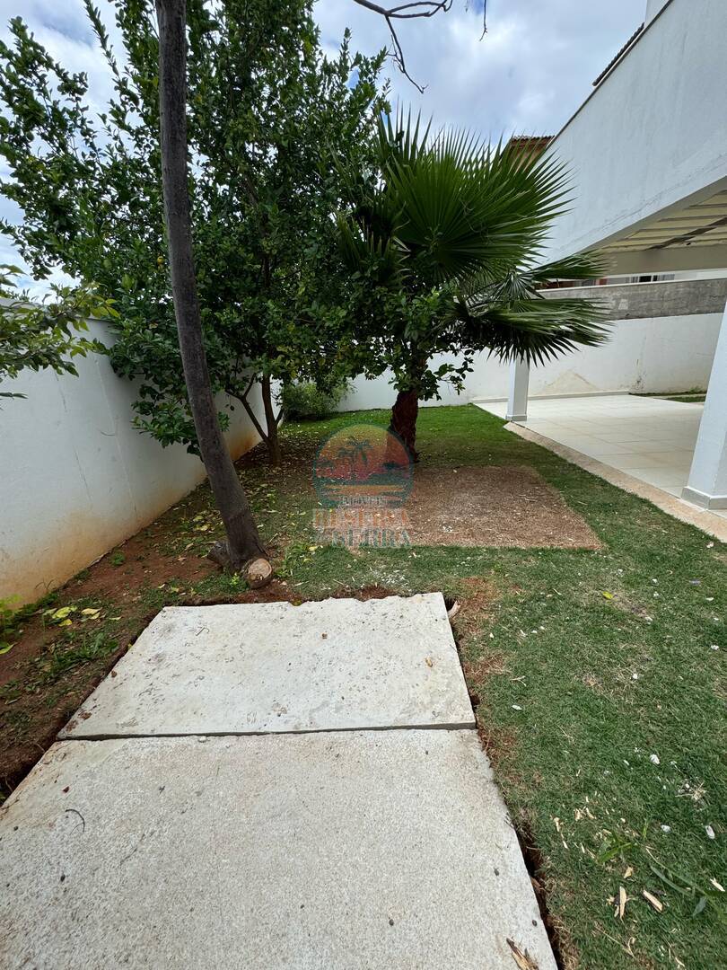 Casa de Condomínio para alugar com 4 quartos, 317m² - Foto 2