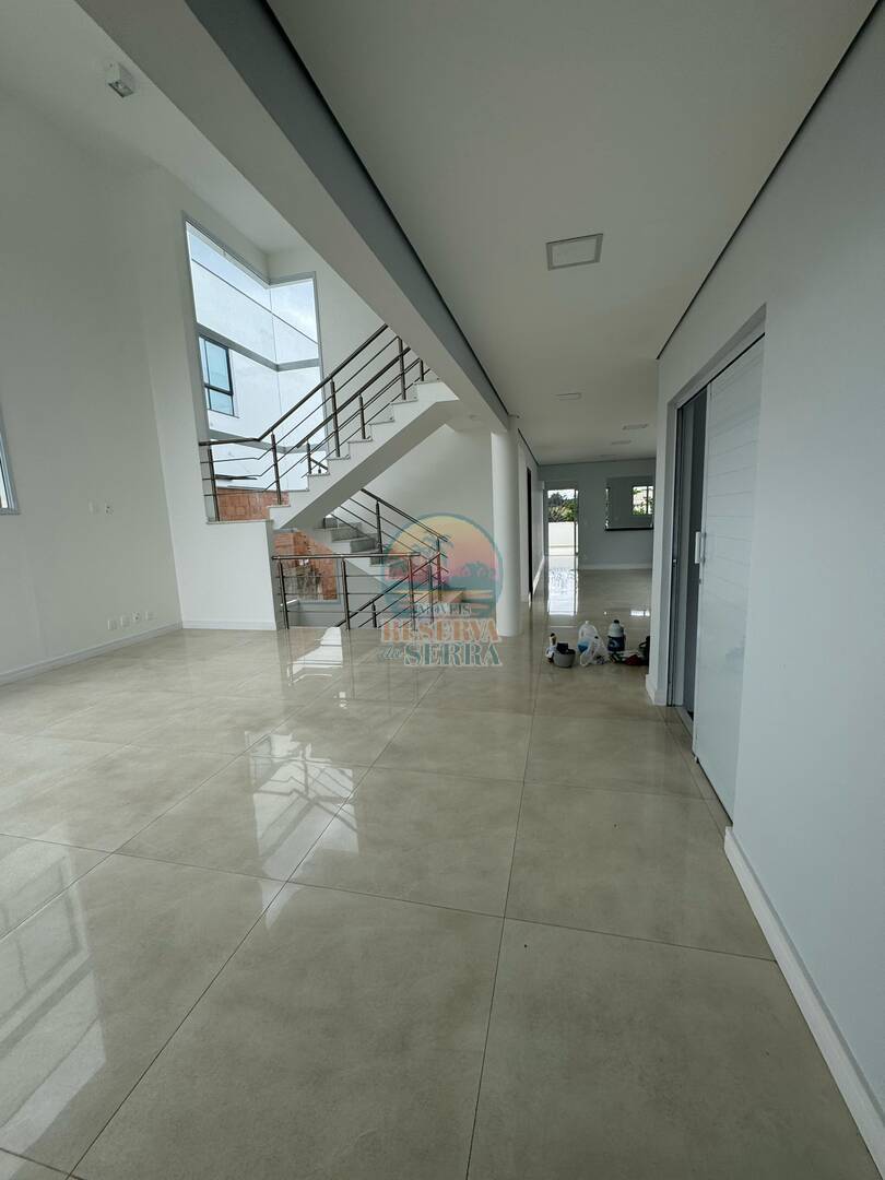 Casa de Condomínio para alugar com 4 quartos, 317m² - Foto 1