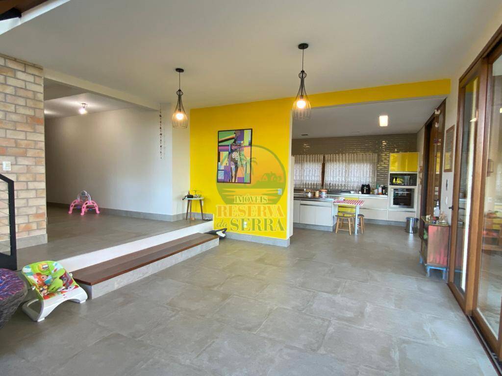 Casa de Condomínio para alugar com 3 quartos, 245m² - Foto 1