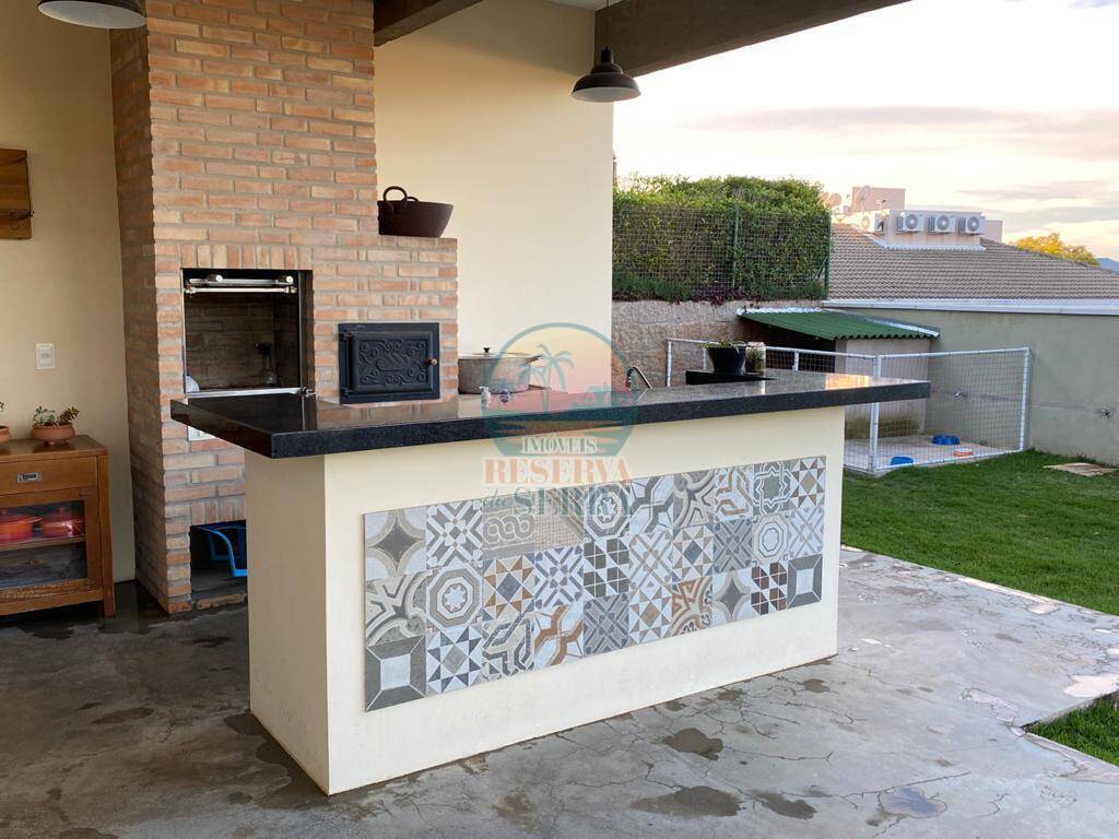 Casa de Condomínio para alugar com 3 quartos, 245m² - Foto 2