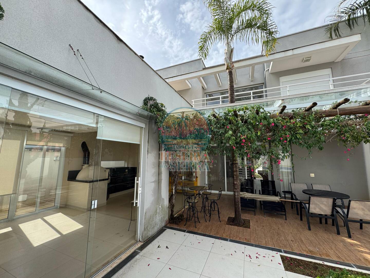 Casa de Condomínio à venda e aluguel com 3 quartos, 327m² - Foto 2