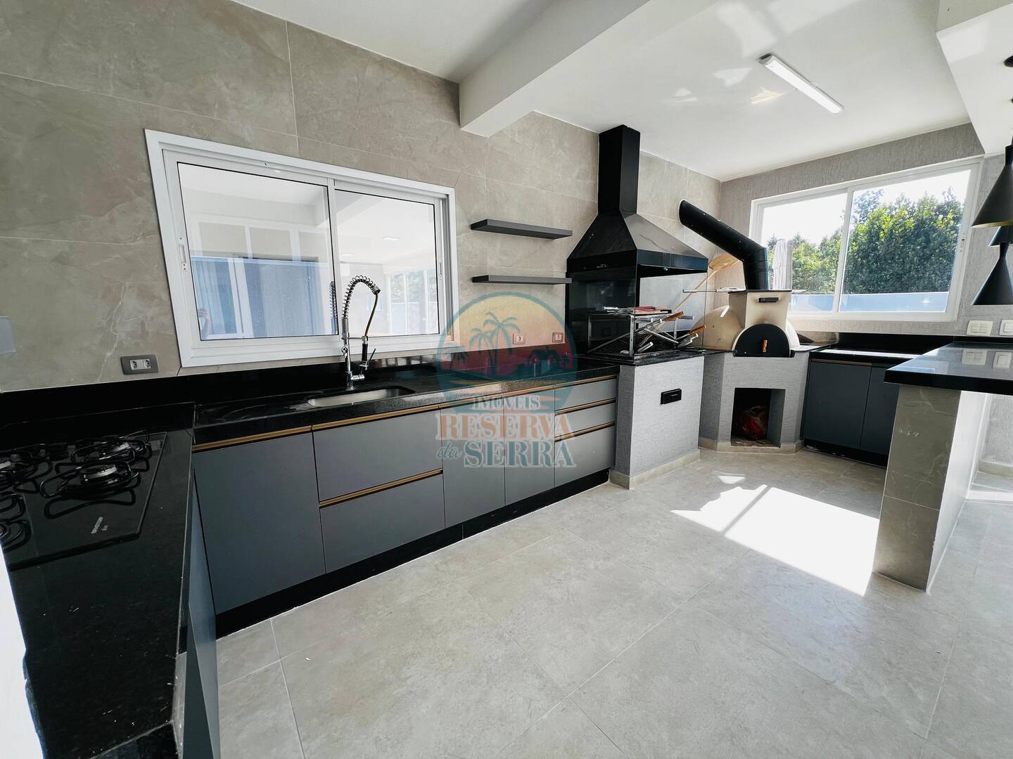 Casa de Condomínio à venda e aluguel com 4 quartos, 320m² - Foto 1