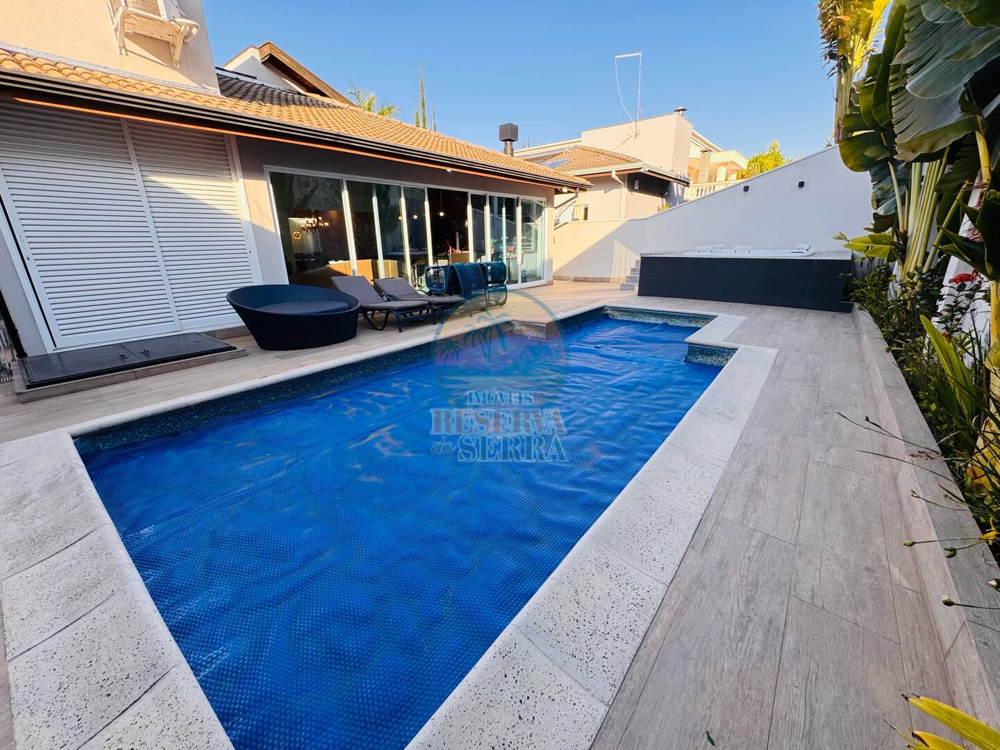 Casa de Condomínio à venda com 3 quartos, 250m² - Foto 1